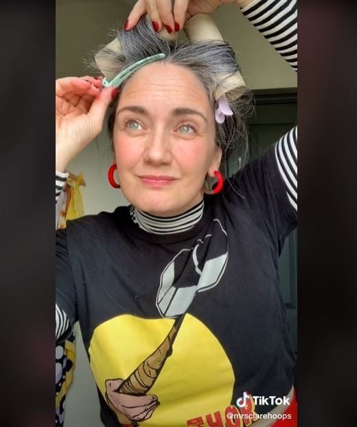 Viral Wanita Bagikan Tips Bikin Rambut Bergelombang dengan Tisu Toilet (tiktok.com/mrsclarehoops)