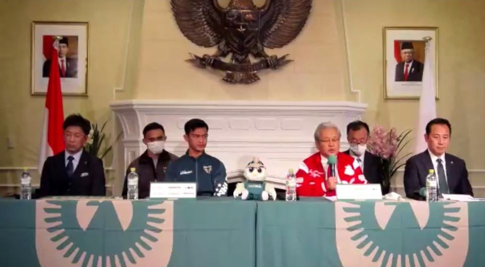 General Manager Tokyo Verdy Atsuhiko Ejiri (kiri), Pratama Arhan (kedua kiri), Duta Besar Indonesia untuk Jepang Heri Akhmadi (kedua kanan), dan Takaaki Nakamura (kanan) saat konferensi pers, Jumat (25/3/2022).