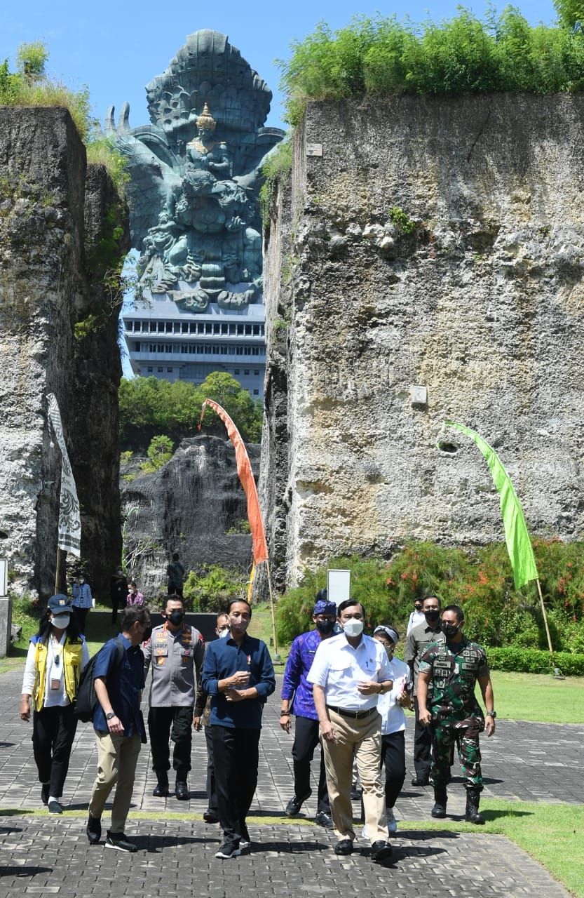 Presiden Joko Widodo meninjau Garuda Wisnu Kencana (GWK) Cultural Park di Kabupaten Badung, Bali, Jumat (25/3/2022). (Foto: Kris - Biro Pers Sekretariat Presiden)