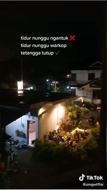 Kedai kopi ramai (TikTok @omgwtffar)