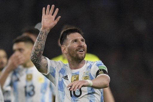 Lionel Messi merayakan kemenangan Argentina atas Venezuela di akhir pertandingan sepak bola kualifikasi Piala Dunia 2022 zona Amerika Selatan di stadion La Bombonera di Buenos Aires pada 25 Maret 2022. JUAN MABROMATA / AFP