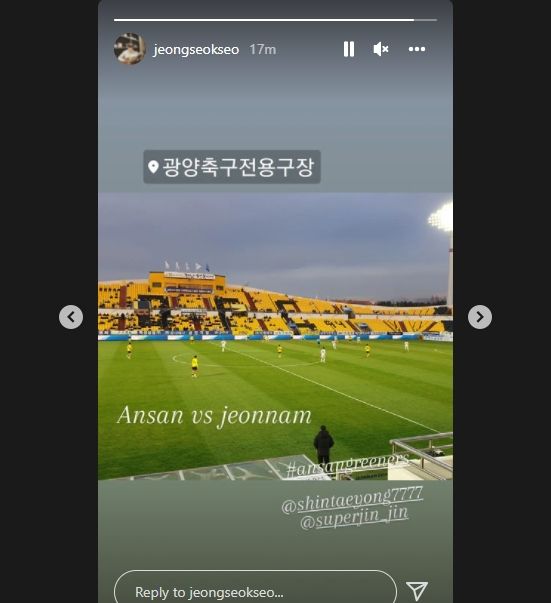 Staf pelatih timnas Indonesia nonton laga Ansan Greeners melawan Jennam Dragons. (Instagram/jeongseokseo)