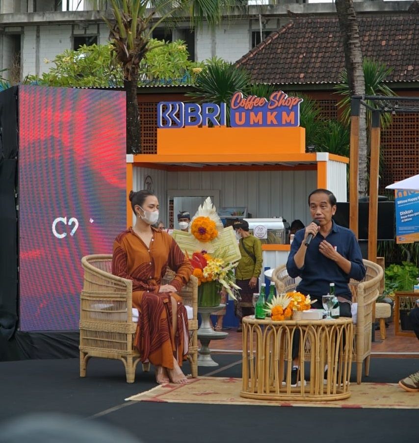 Presiden Jokowi dan Raisa di acara pembukaan Festival Joyland Bali 2022, Jumat (25/3/2022). [dokumentasi pribadi]