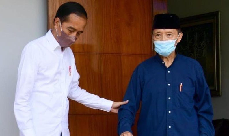 Presiden Joko Widodo atau Jokowi saat menjenguk mantan Ketua Umum PP Muhammadiyah Ahmad Syafii Maarif (Buya Syafii) di kediamannya di Kabupaten Sleman, Daerah Istimewa Yogyakarta (DIY), Sabtu (26/3/2022). [Foto: Muchlis Jr - Biro Pers Sekretariat Presiden]