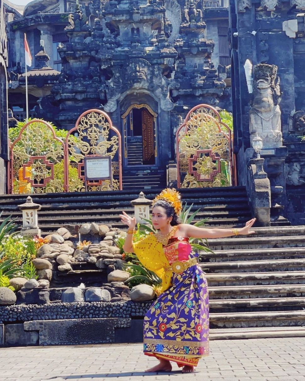 Putri Sheila Marcia, Leticia Josep tampil cantik saat menari Bali. [Instagram]