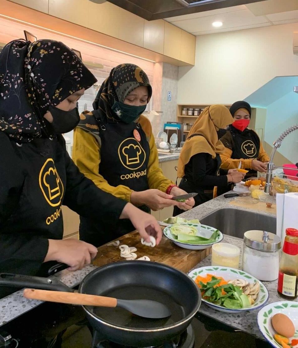 Ibu-ibu sedang memasak di dapur Cookpad. [dokumentasi pribadi]