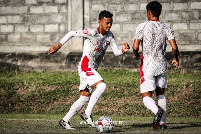 Striker muda Madura United Make Aldo Maulidino, saat berlatih bersama timnya. (HO/Maduraunitedfc.com)