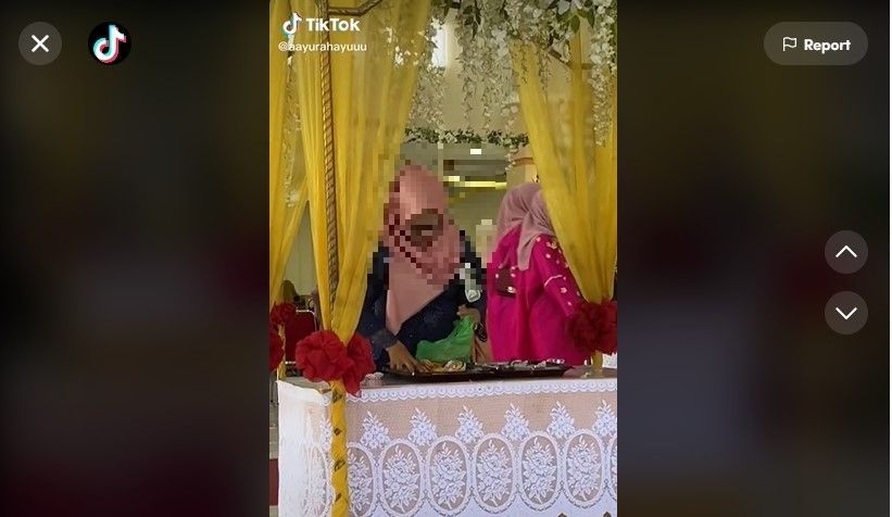 Bikin Geleng-geleng Kepala, Viral Emak-emak Bungkus Kue di Acara Pernikahan Sampai Habis Tak Bersisa! (Dok: TikTok/aayurahayuuu)