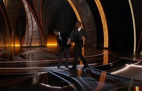 Will Smith tampar Chris Rock di Oscar 2022 [YouTube/Guardian News]