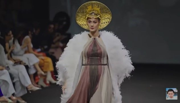 Momen Comeback Paula Verhoeven di Catwalk Arab Fashion Week Setelah 3 Tahun Vakum. (Dok: YouTube/Baby Kiano Tiger Wong)