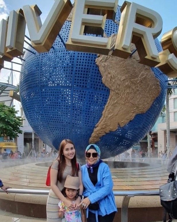 Ayu Ting Ting, Umi Kalsum dan Bilqis Khumairah Razak berpose di depan Universal Studio Singapura. [Instagram]