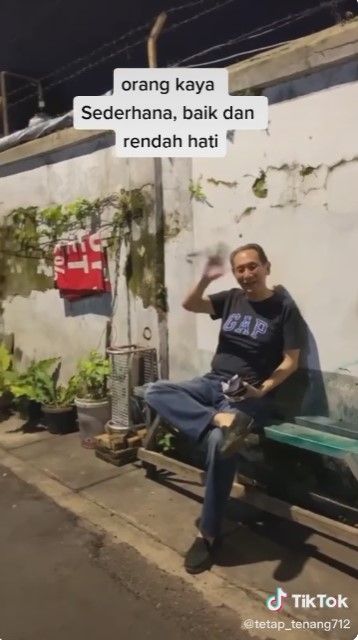 Konglomerat Jusuf Hamka ketahuan antre potong rambut. Bukan salon mahal yang dikunjungi, tapi tempat potong di pinggir jalan. [TikTok]