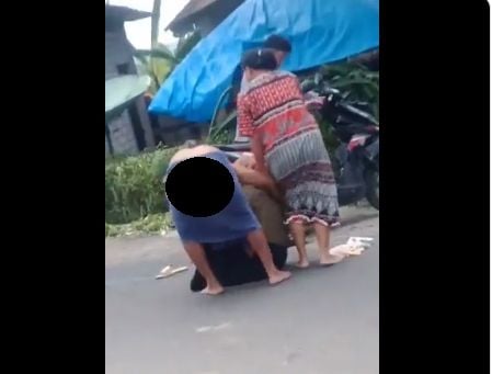 Awalnya Kaget Pemotor Jatuh di Jalan Raya, Mendadak Ngakak saat Salfok Lihat Pakaian Bapak yang Membantu. (Twitter/ndagels)