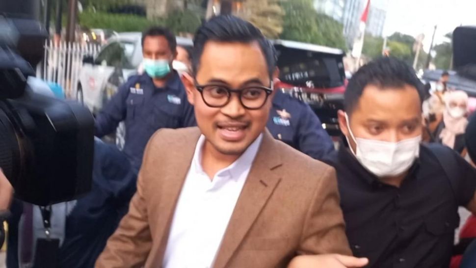 Gilang Widya Pramana alias Gilang Juragan 99 dicecar wartawan usai menghadiri acara Superstar Announcement RANS Cilegon FC di kawasan Jakarta Utara, Selasa (29/3/2022). [Adiyoga Priyambodo/Suara.com]