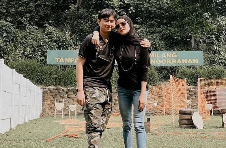 Potret Artis Berhijab Bareng Anak Bujangnya (Instagram)