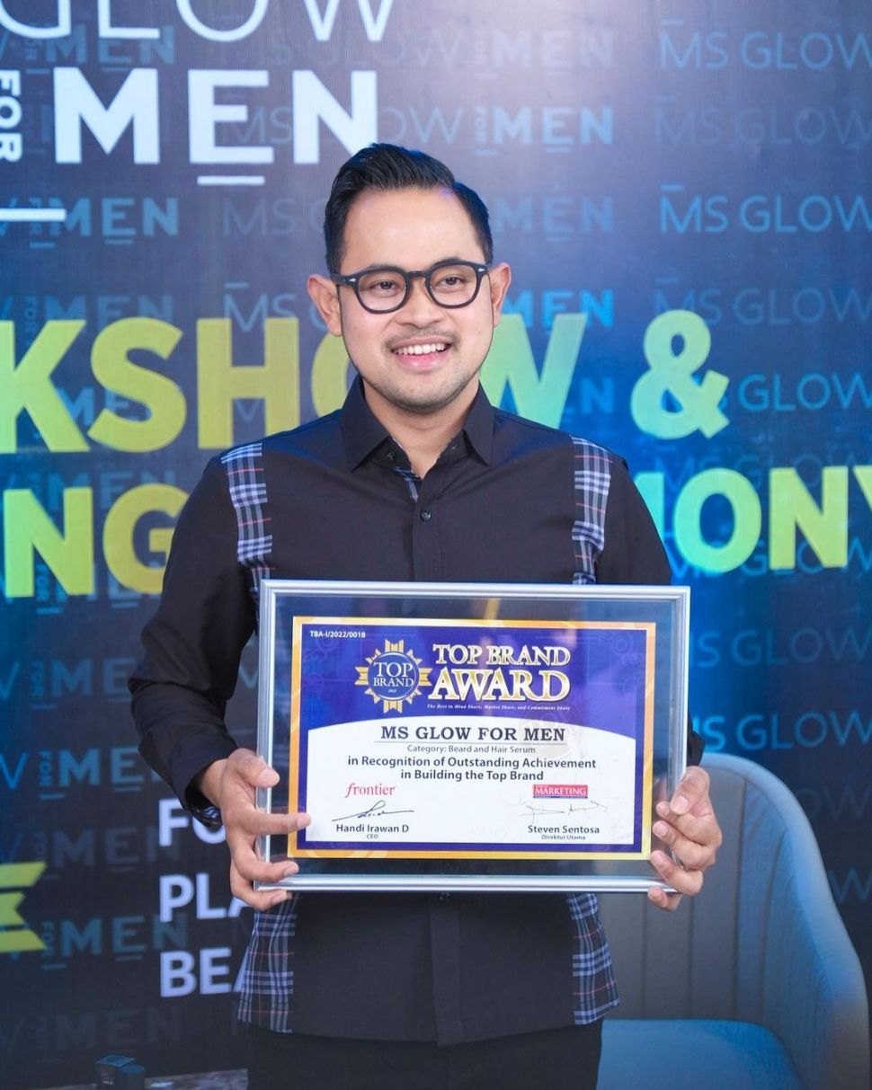 Gilang Widya Pramana alias Gilang Juragan 99 pamer penghargaan Top Brand Award untuk kosmetiknya, MS Glow For Men. [Instagram]