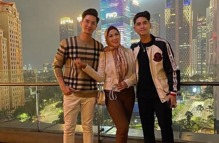 Potret Artis Berhijab Bareng Anak Bujangnya (Instagram)