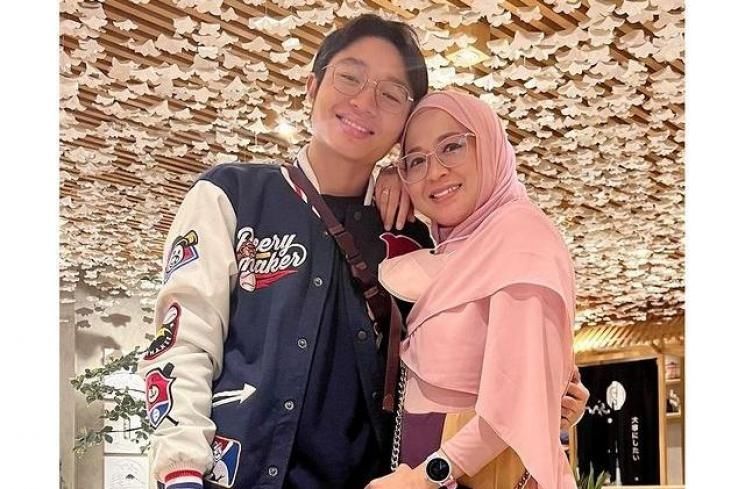 Potret Artis Berhijab Bareng Anak Bujangnya (Instagram)