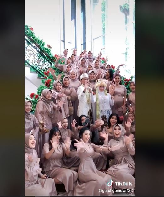 Viral Pernikahan Undang 41 Orang Bridesmaid (tiktok.com/@guruhgumelar123)