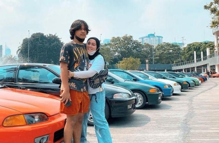 Potret Artis Berhijab Bareng Anak Bujangnya (Instagram)