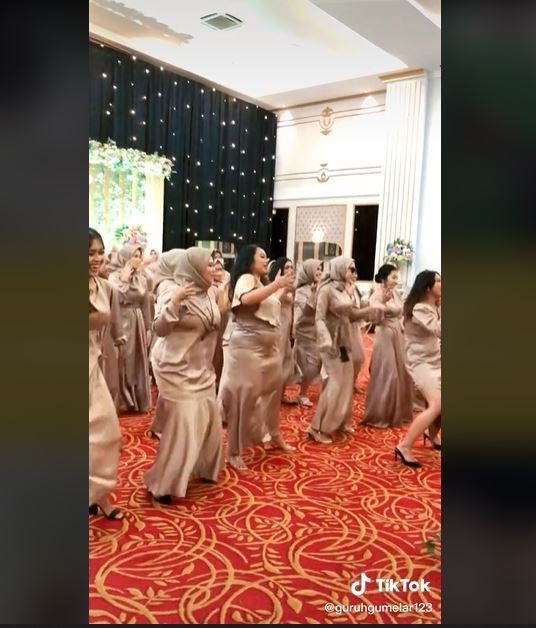 Viral Pernikahan Undang 41 Orang Bridesmaid (tiktok.com/@guruhgumelar123)