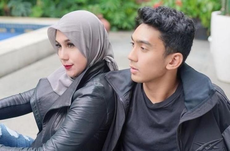 Potret Artis Berhijab Bareng Anak Bujangnya (Instagram)