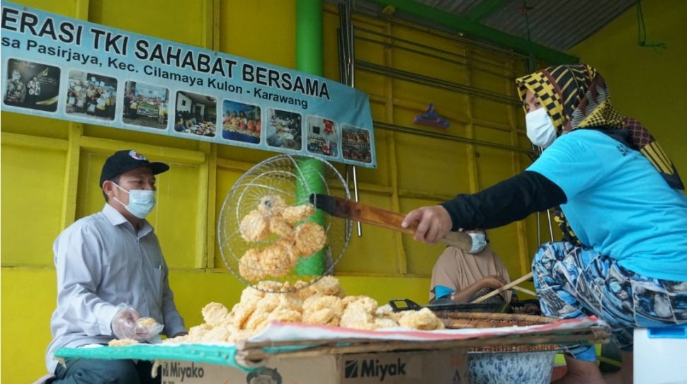 Camilan Ahmad Fanani yang kini berjejer di Rak Alfamart. (Dok: Alfamart)