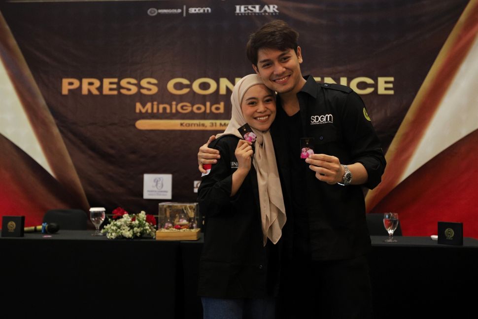 Pendiri Leslar Entertainment Rizky Billar dan Lesti Kejora befoto usai memberikan keterangan pers kolaborasi mereka bersama MiniGold di AMANA Venue, Jagakarsa, Jakarta, Kamis (31/3/2022). [Suara.com/Angga Budhiyanto]