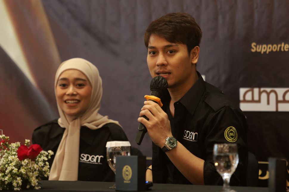 Pendiri Leslar Entertainment Rizky Billar (kanan) didampingi Lesti Kejora memberikan keterangan pers kolaborasi mereka bersama MiniGold di AMANA Venue, Jagakarsa, Jakarta, Kamis (31/3/2022). [Suara.com/Angga Budhiyanto]