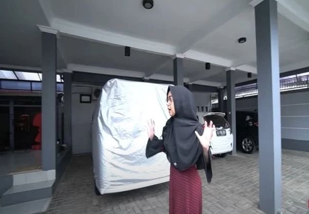 Potret Rumah Pemain Lapor Pak. (YouTube/Ricis Official)