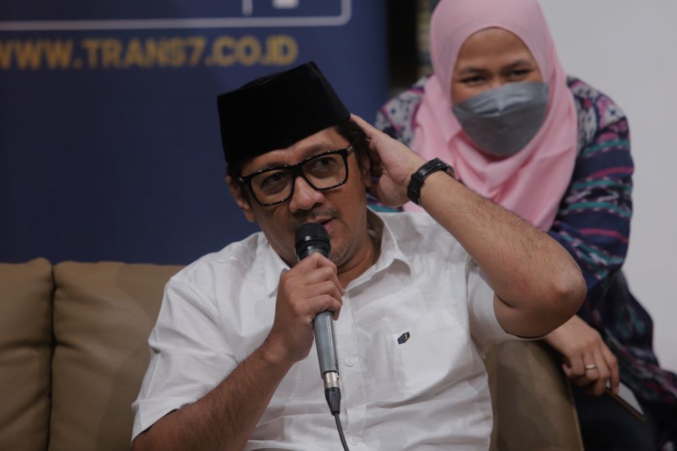 Komedian Andre Taulany memberikan keterangan saat Interview Program Ramadhan TRANS7 di Studio TRANS 7, Jakarta, Jumat (1/4/2022). [Suara.com/Angga Budhiyanto]