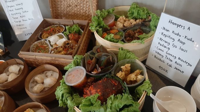 Makan Seafood Khas Makassar di Sari Laut Ujung Pandang Cipete. (Dok. Suara.com/Dini)