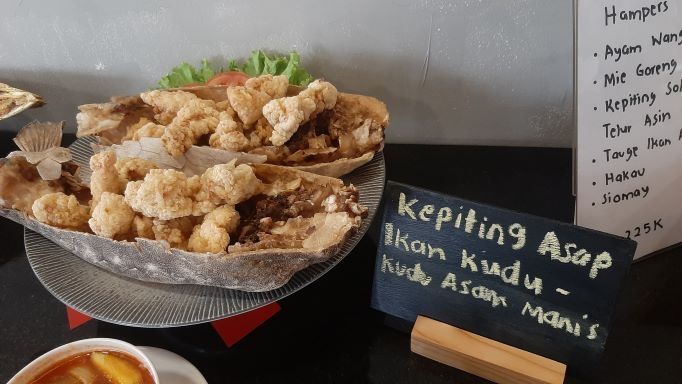 Makan Seafood Khas Makassar di Sari Laut Ujung Pandang Cipete. (Dok. Suara.com/Dini)