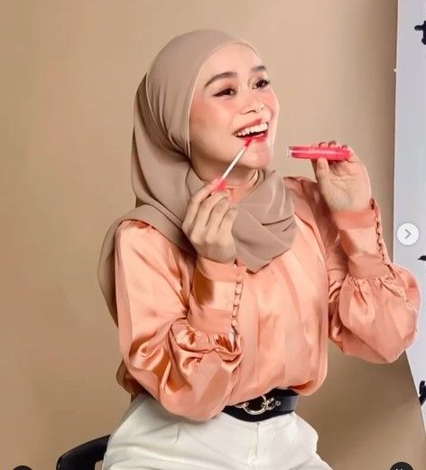 Hijab Lesti Kejora yang memperlihatkan leher jadi perbincangan warganet. [Instagram]