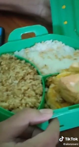 Ditanya Teman Makan Apa, Publik Heran Pas Lihat Isi Bekal Siswa SMA Ini. (TikTok/@alonzoars)