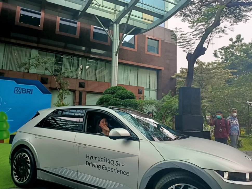 Dian Sastrowardoyo saat melakukan test drive Mobil Hyundai Ioniq 5 dalam Unvelling Hadiah BritAma FSTVL di Kantor Pusat BRI, Sudirman, Jakarta Pusat pada Jumat, (1/4/2022). (Restu Fadilah/Suara.com)