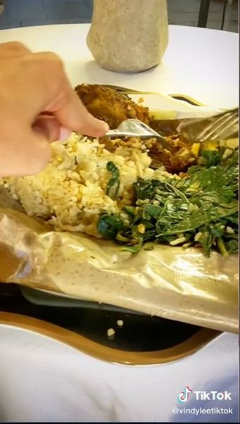 Chef Cantik Makan Nasi Padang Pakai Cara Elegan, Warganet Malah Geregetan: Keburu Imsak Kak. (TikTok/@vindyleetiktok)
