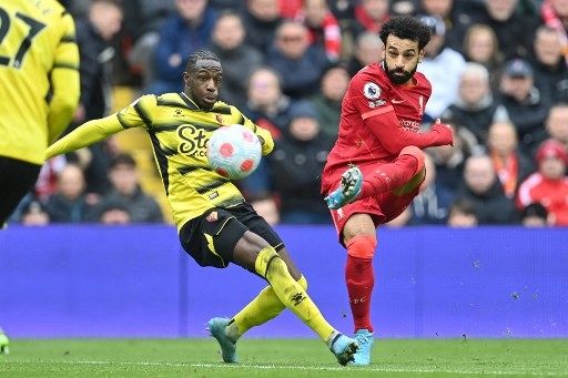 Pemain Liverpool Mohamed Salah melepaskan tendangan ke gawang Watford dalam pertandingan Liga Premier yang digelar di Anfield, Sabtu (2/4/2022). [AFP]