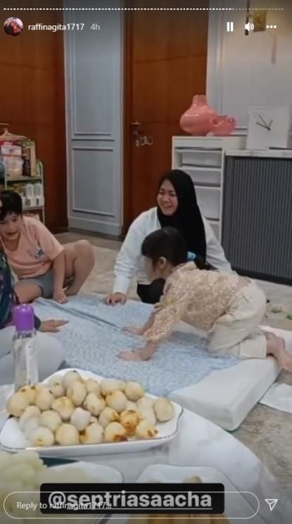 Momen Brie Anak Acha Septriasa Main ke Rumah Rafathar dan Rayyanza (Instagram/@merryraffiahmad)