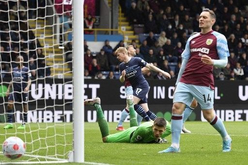 Pemain Manchester City Kevin De Bruyne menjebol gawang Burnley di pekan ke-31 Liga Inggris yang berlangsung di Turf Moor, Sabtu (2/4/2022). [AFP]