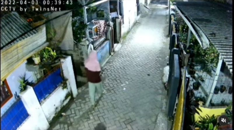 Seseorang berjilbab pink itu lantas terekam kamera CCTV menempuh jalan sebaliknya di gang yang sama. [Instagram]