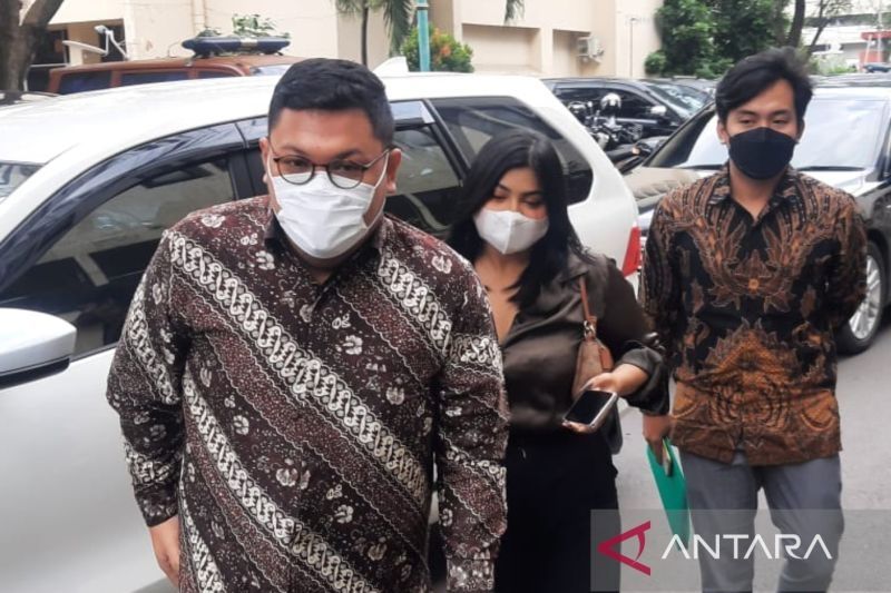 Tersangka kasus dugaan penyebaran konten pornografi Dea OnlyFans (tengah) memenuhi wajib lapor di Polda Metro Jaya, Senin (4/4/2022). [ANTARA/Fianda Sjofjan Rassat]