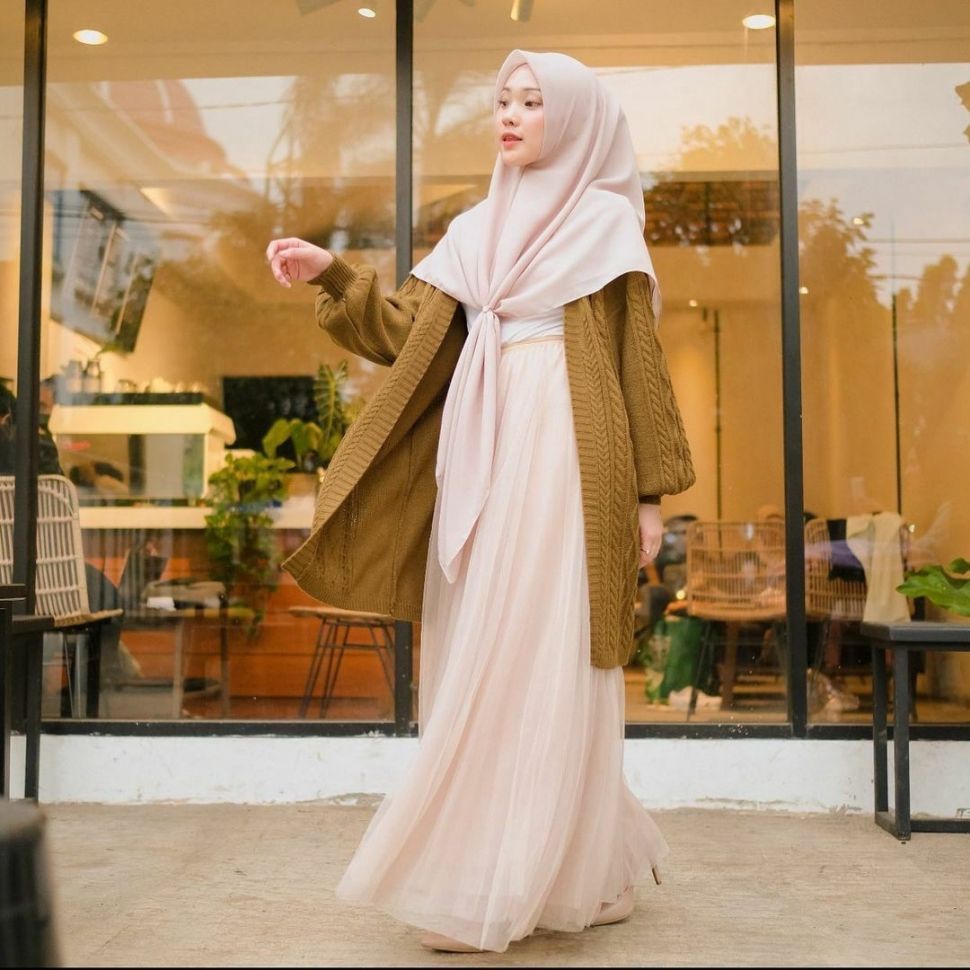 Model saat mengenakan kerudung segi empat yang simple dan modis. (Pinterest)