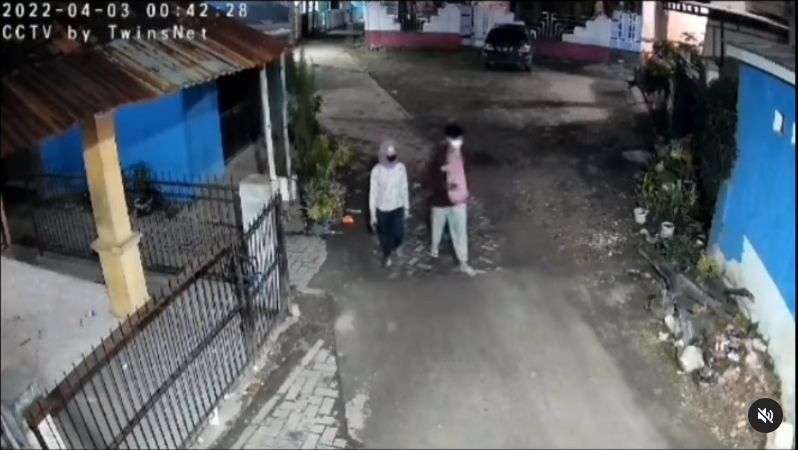 Seseorang berjilbab pink tadi mendadak membuka jilbabnya. [Instagram]