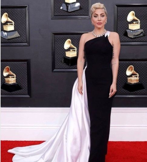 7 Busana Terbaik di Grammy Awards, Lady Gaga Anggun Kenakan Dress Hitam Putih. (Dok: Instagram/lexisstyle_)