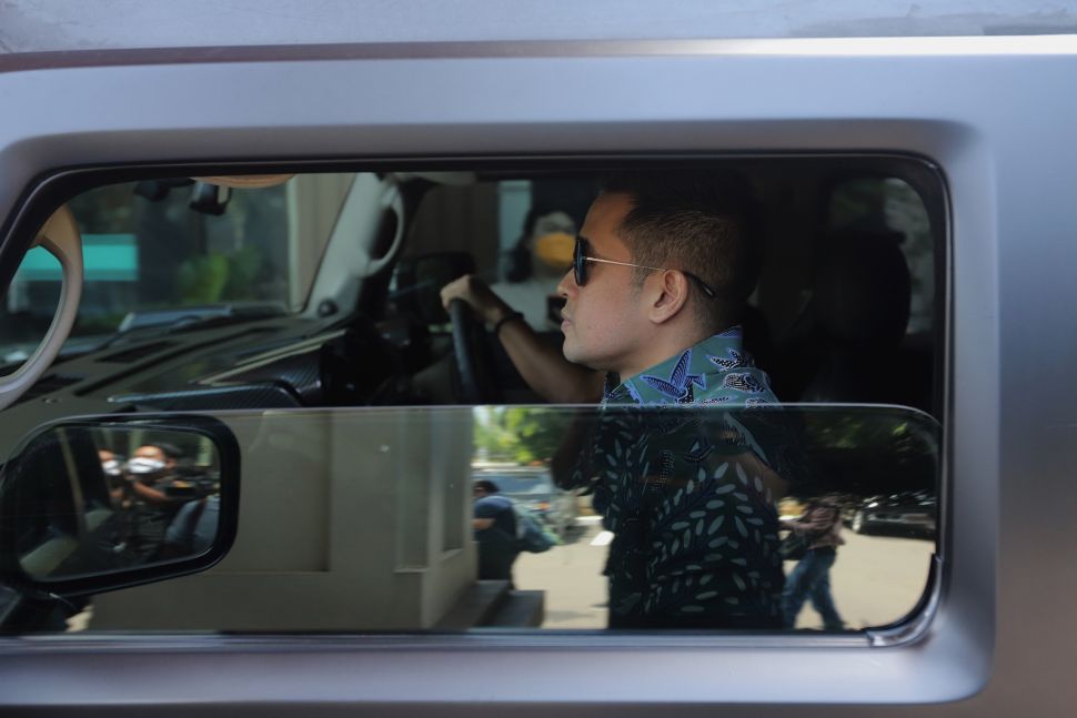 Muhammad Aufar Hutapea bergegas usai menghadiri sidang cerai perdana di Pengadilan Agama Jakarta Selatan, Senin (4/4/2022). [Suara.com/Angga Budhiyanto]