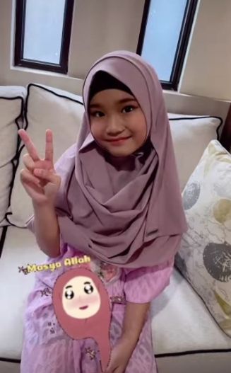 Potret Bilqis Anak Ayu Ting Ting Berhijab. (Instagram/ayutingting92)