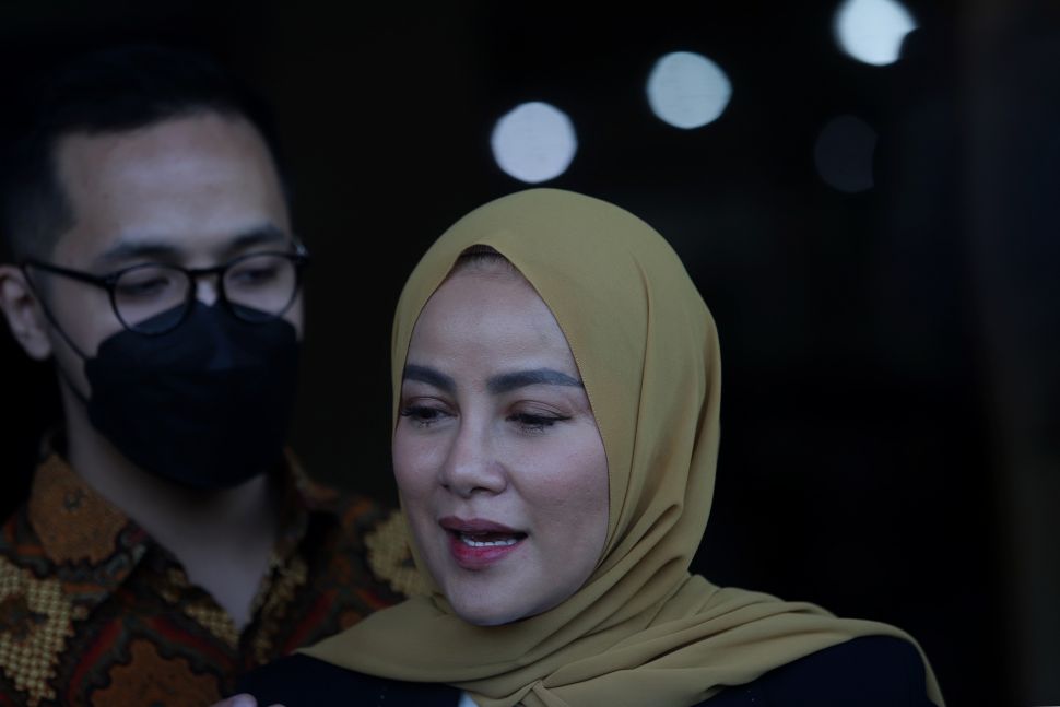 Model Olla Ramlan (kanan) ditemui usai menghadiri sidang cerai perdana di Pengadilan Agama Jakarta Selatan, Senin (4/4/2022). [Suara.com/Angga Budhiyanto]