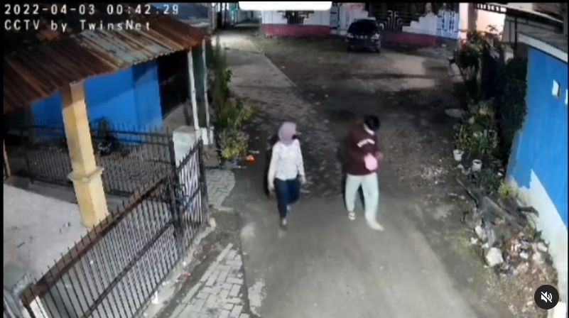 Akhirnya ketahuan, seseorang berjilbab pink tadi adalah lelaki. [Instagram]