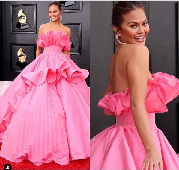 7 Busana Terbaik di Grammy Awards, Lady Gaga Anggun Kenakan Dress Hitam Putih. (Dok: Instagram/encelebridadess)